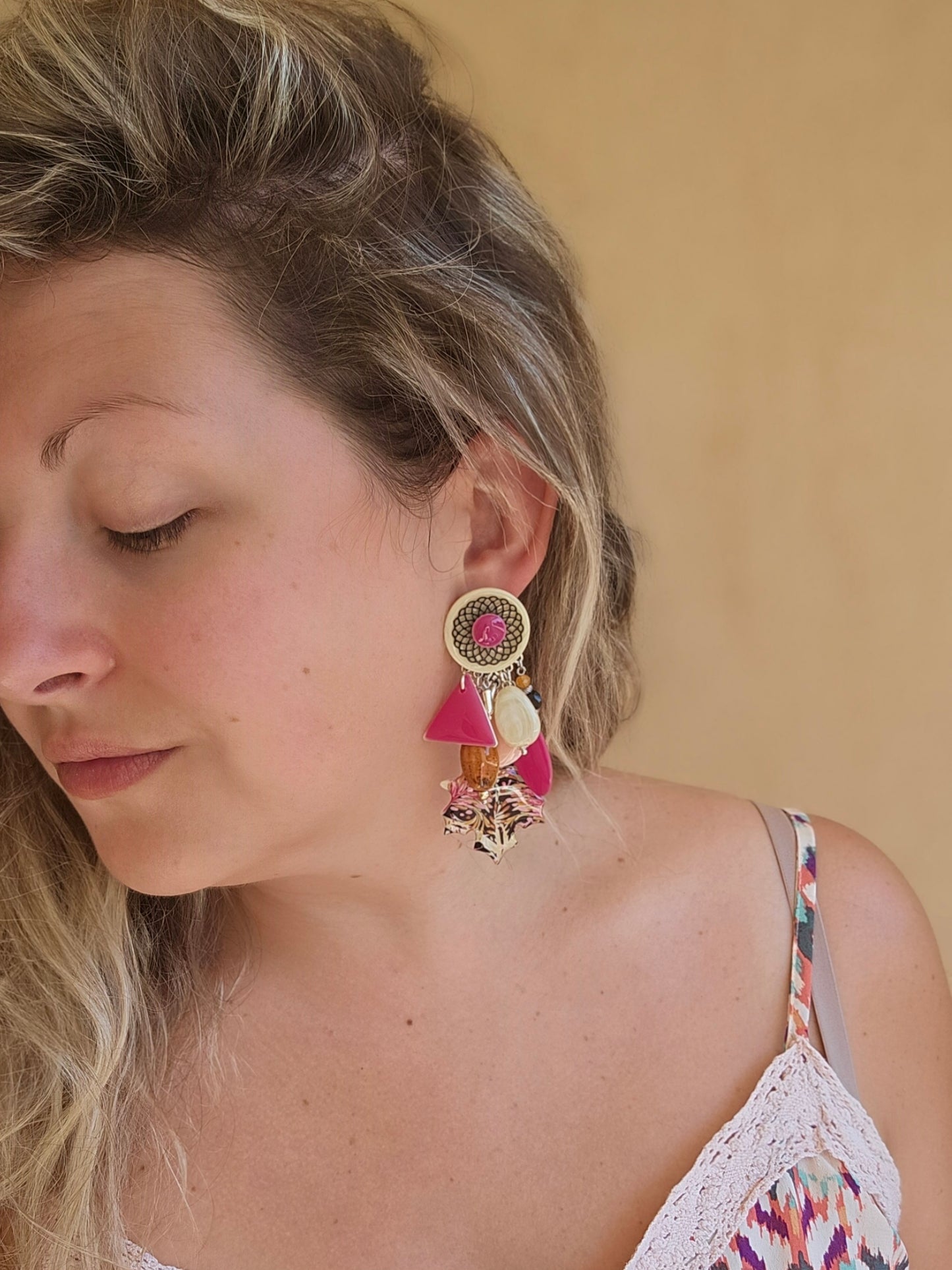 Boucle beige, fuchsia érable