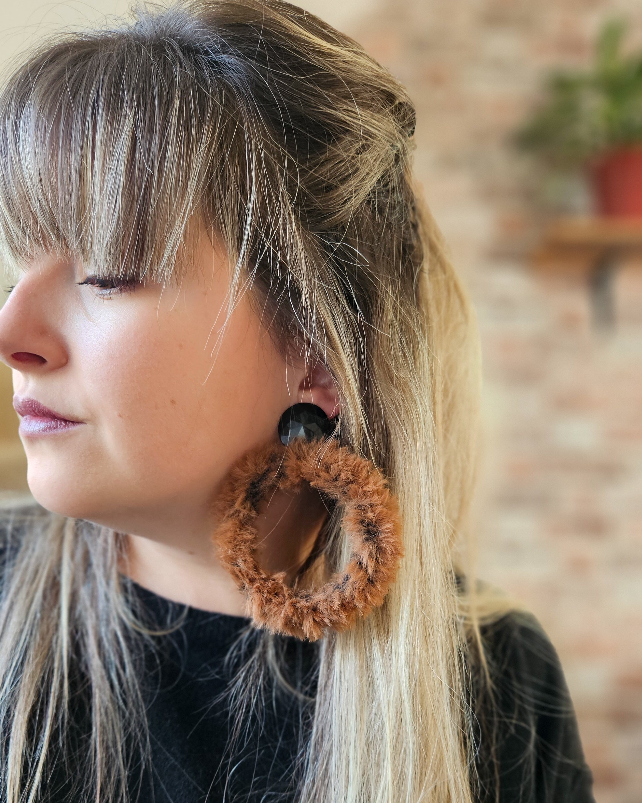 Créole féline marron & noir 7cm