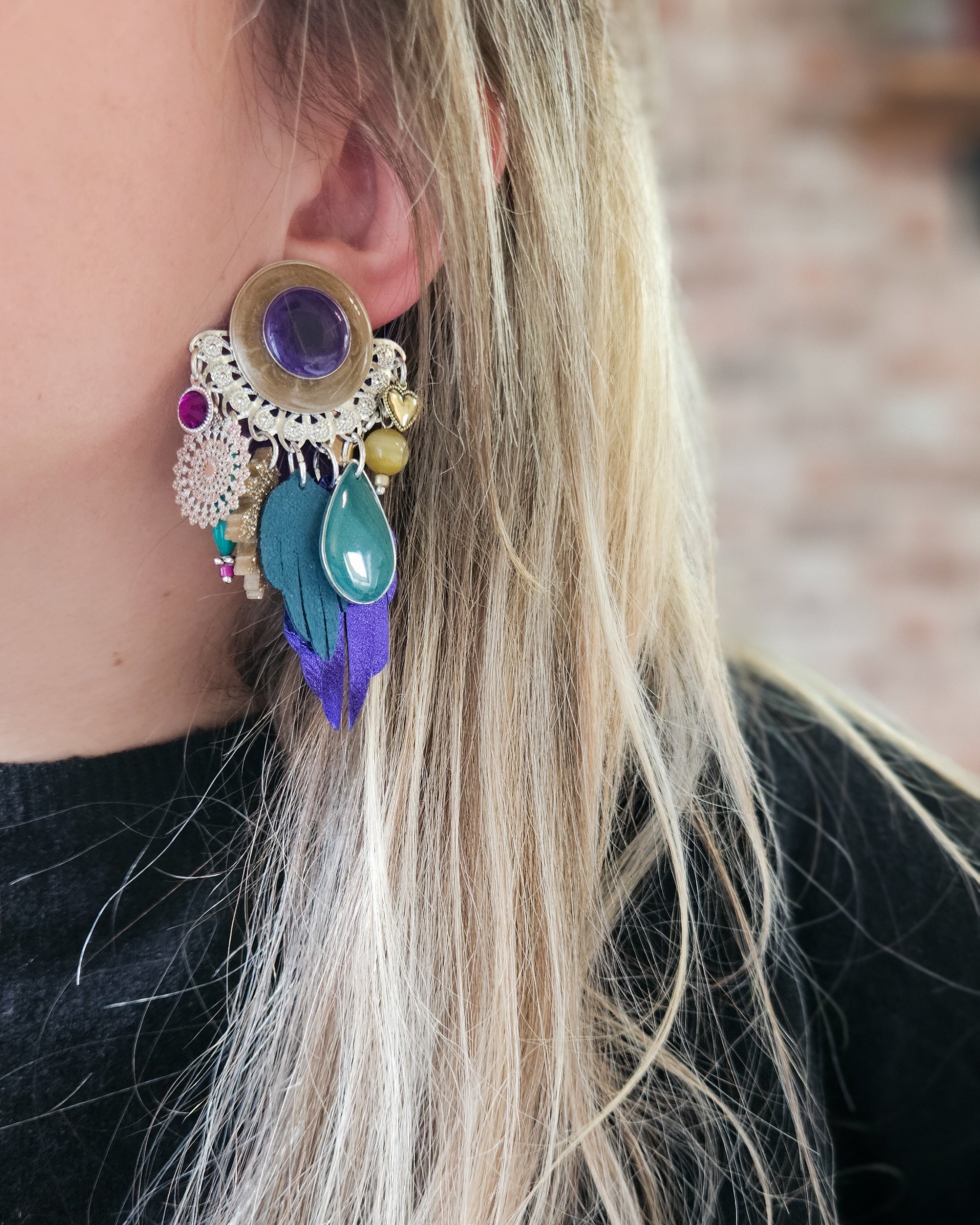 Boucle d'oreille plume violette