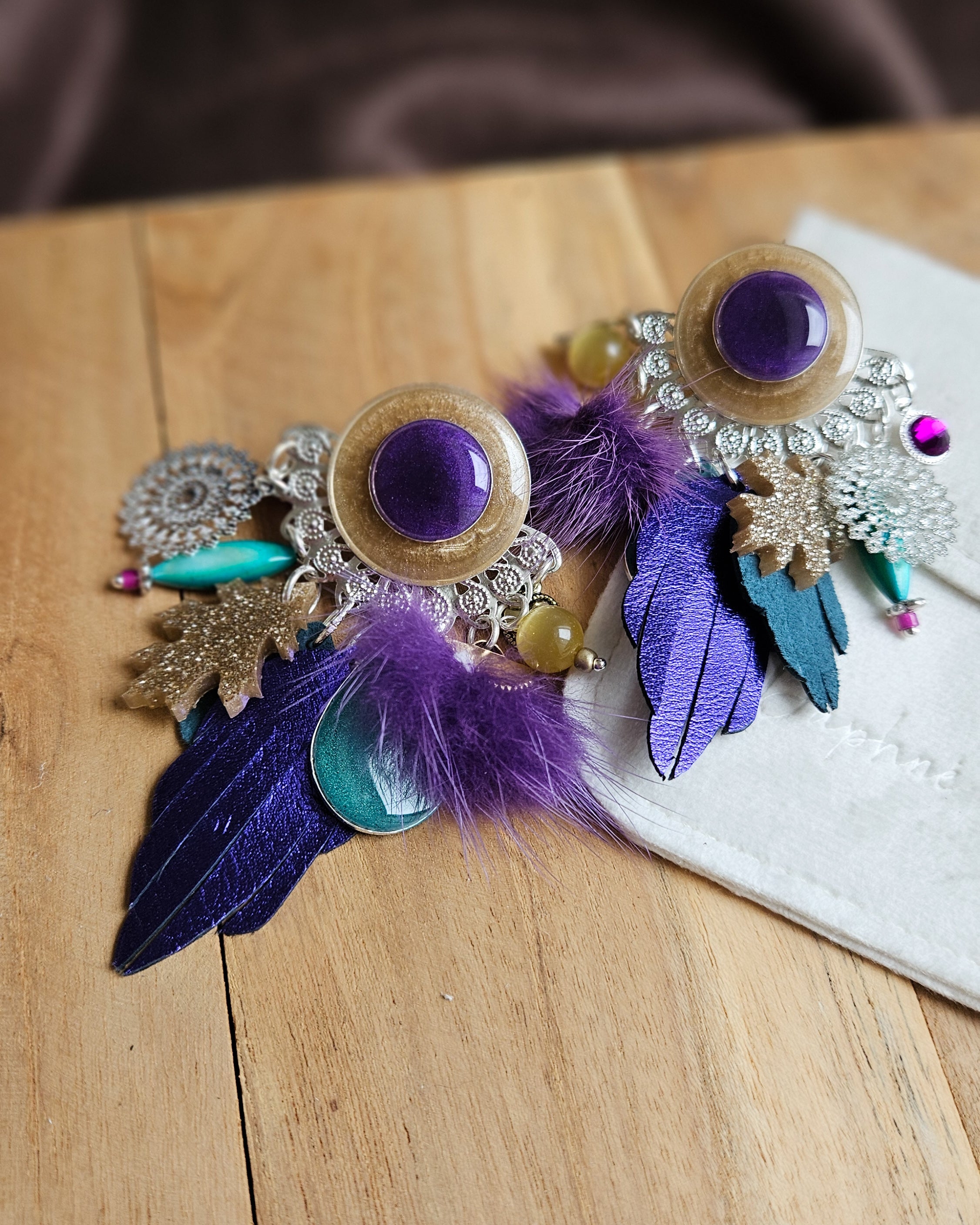 Boucle d'oreille plume violette