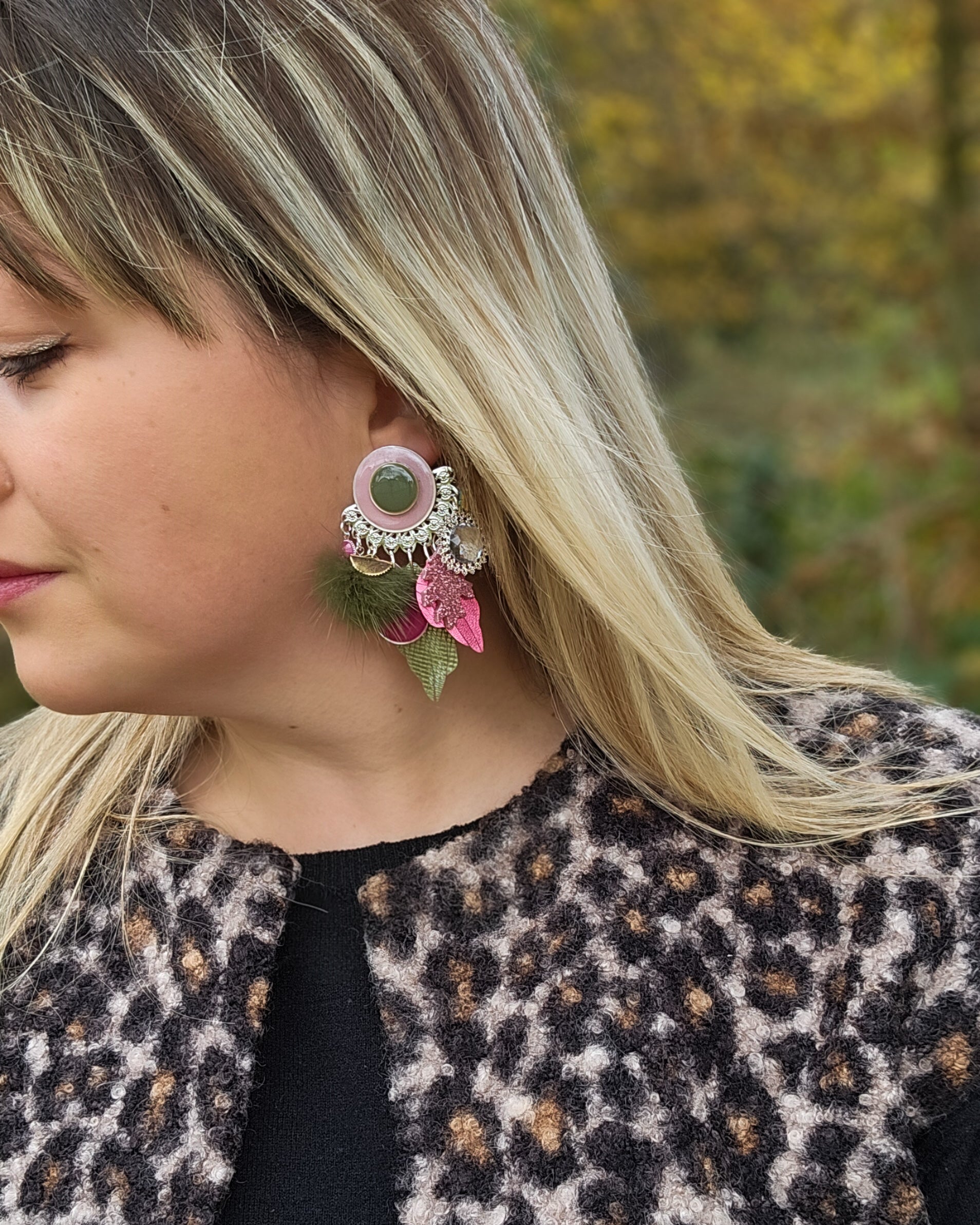 Boucle d'oreille plume rose & kaki