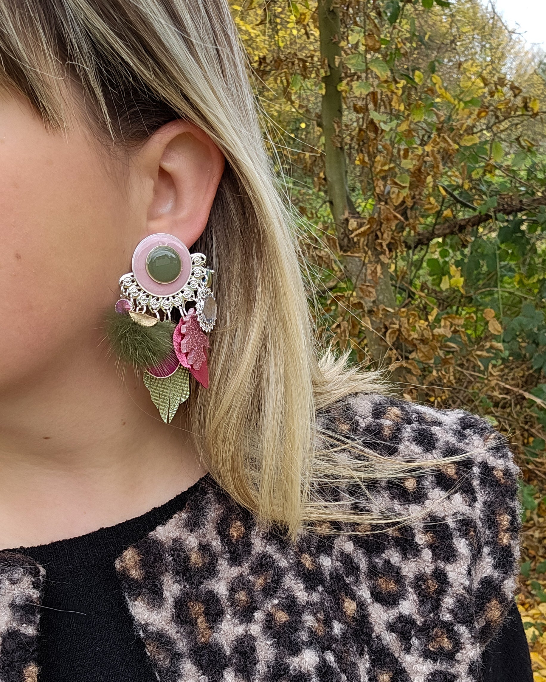 Boucle d'oreille plume rose & kaki