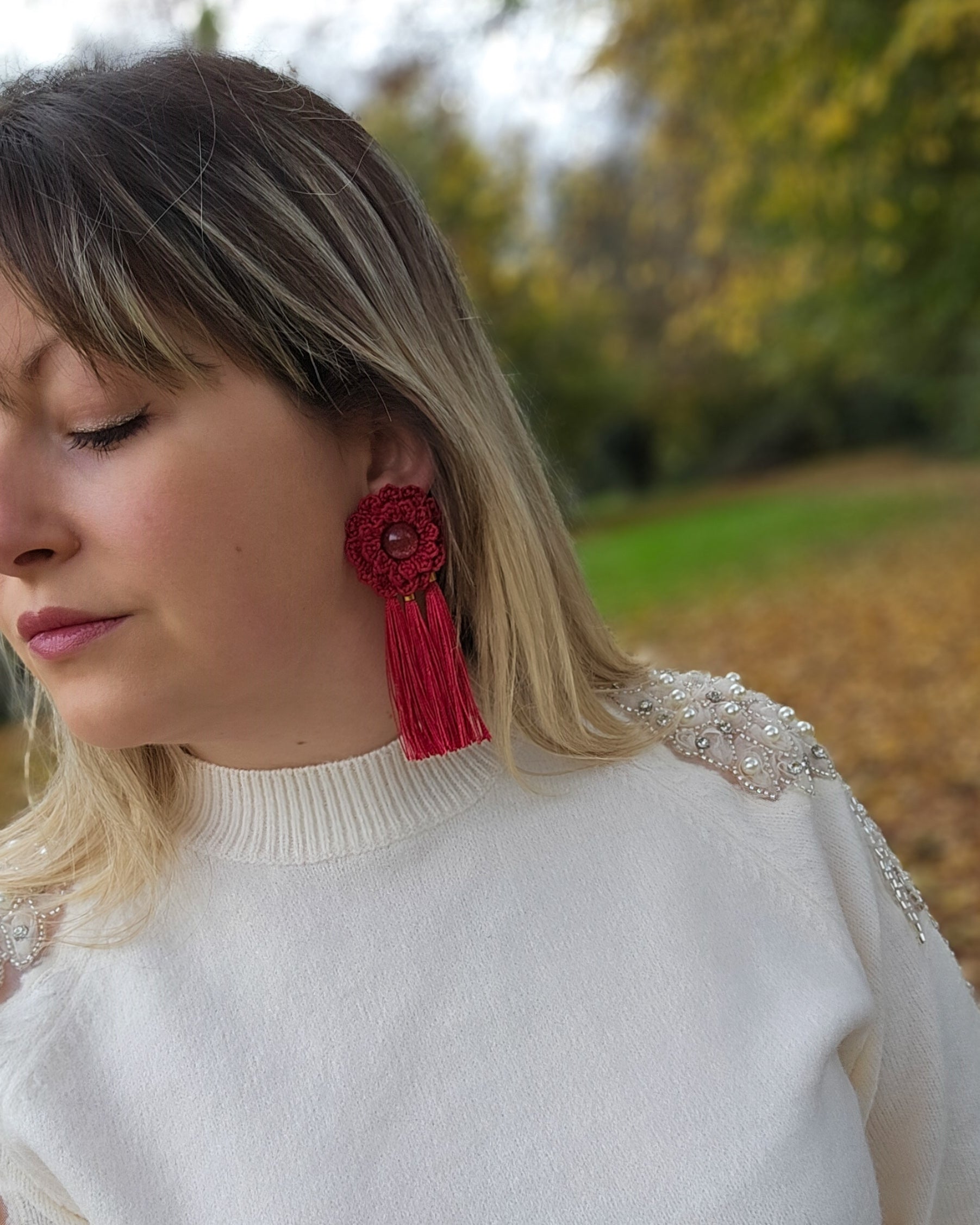 Boucle dahlia pompon bordeau