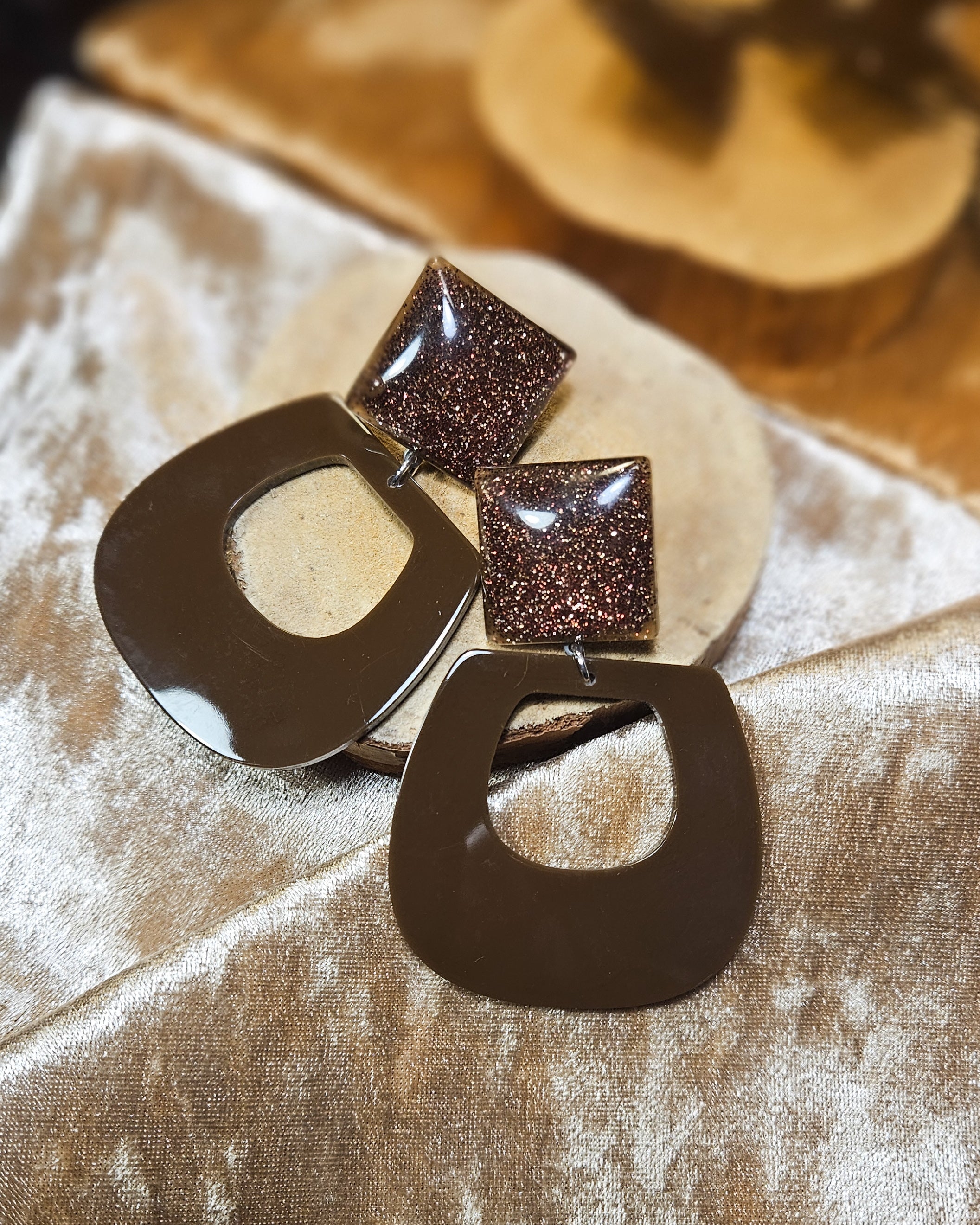 Boucle ajourée marron paillettes