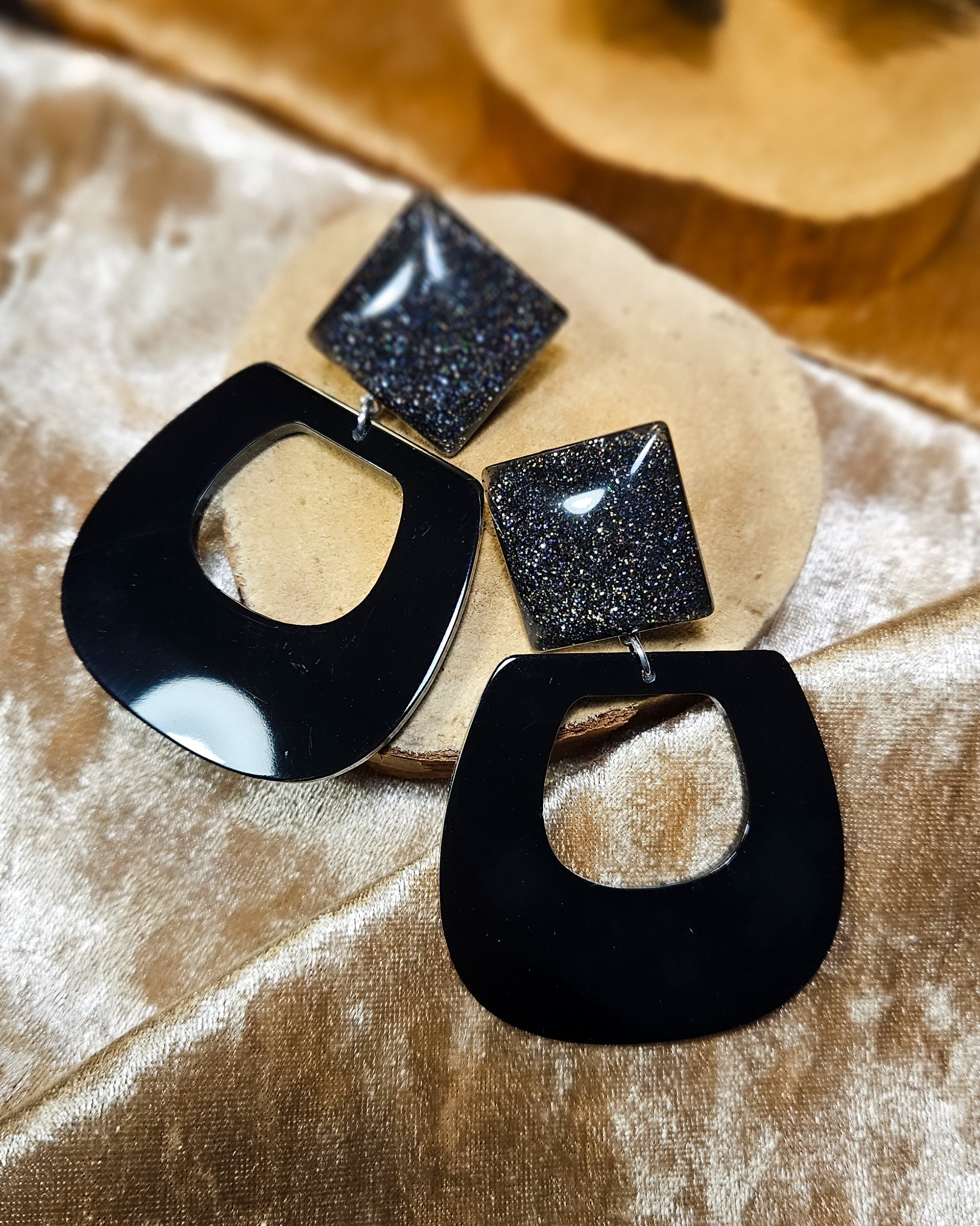 Boucle ajourée noire paillettes