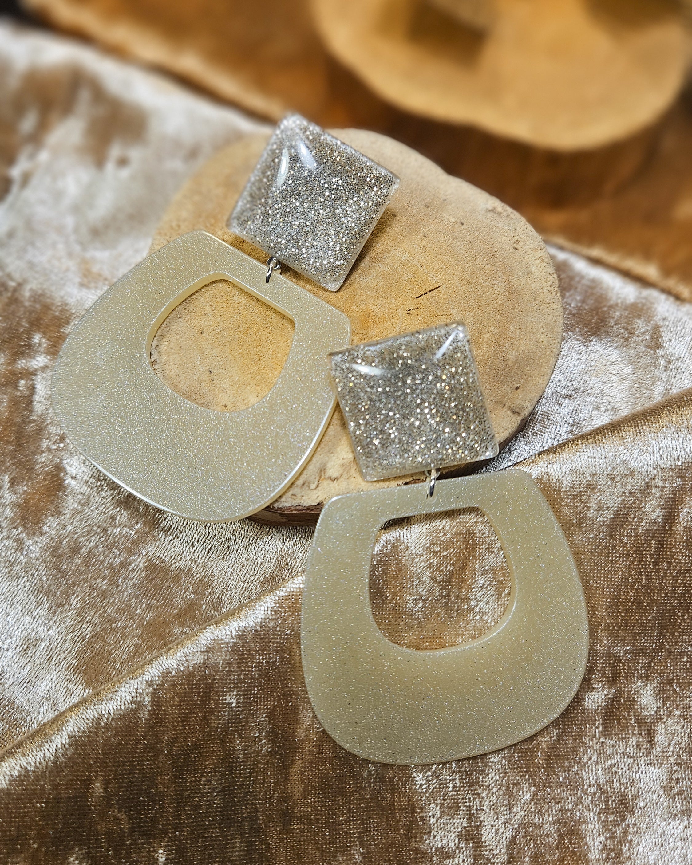 Boucle ajourée beige paillettes