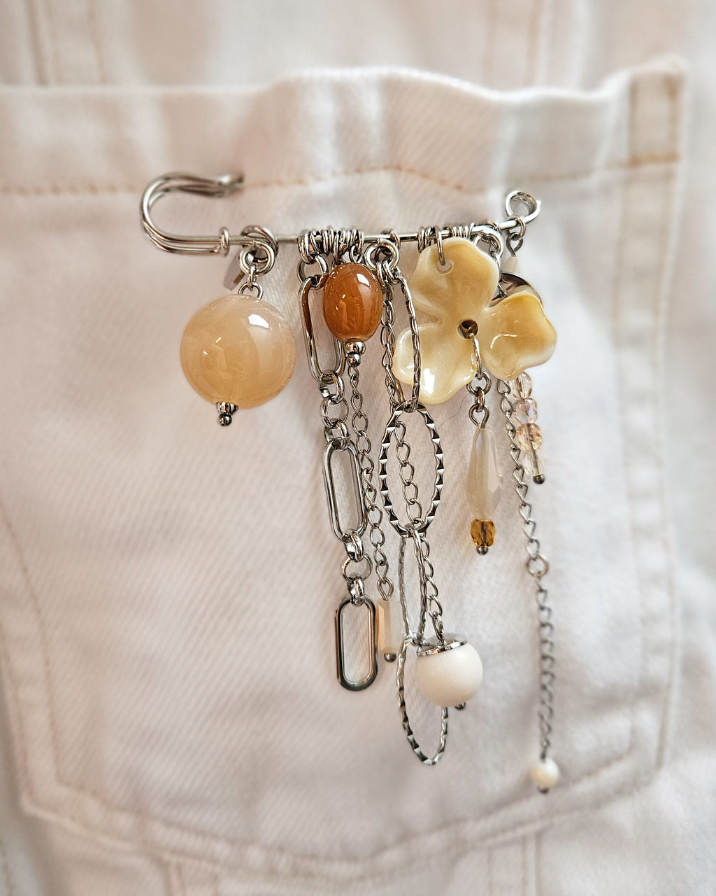 Broche chaînette beige