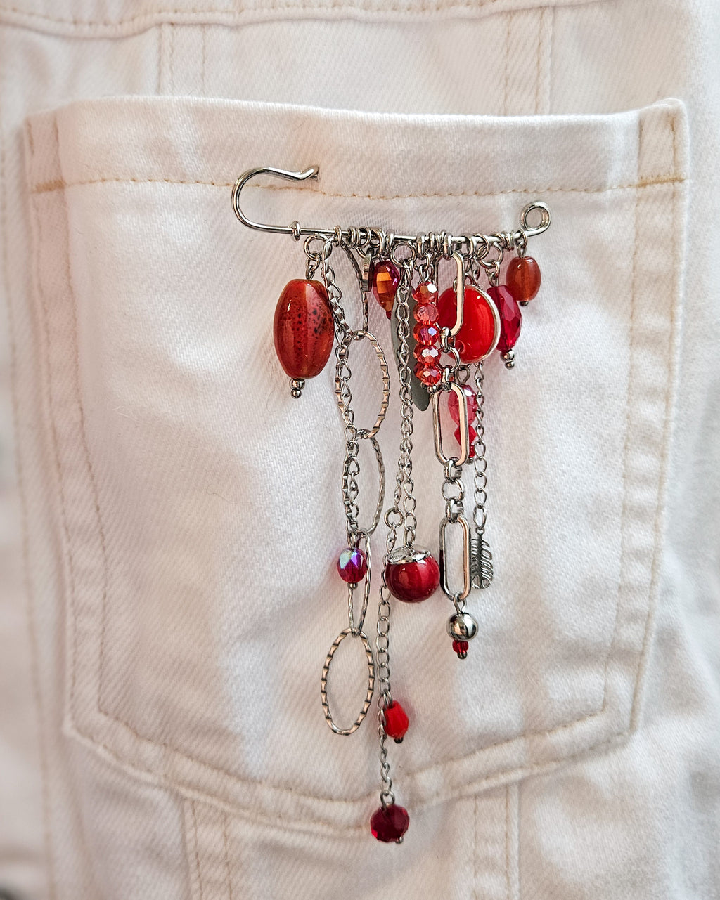 Broche chaînette rouge